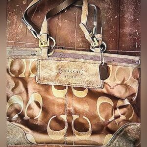 Authentic coach shoulder bag in signature canvas with leather.